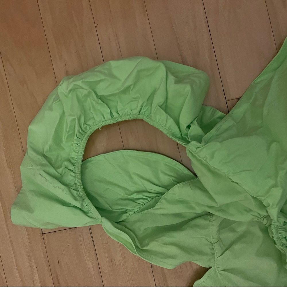 Vibrant Green Dress with Puff Sleeves - Picture 3 of 4